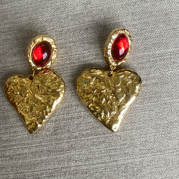 Stunning VINTAGE Runway Heart Cabochon Earrings - Hammered Gold Red Cabochon - Picture 3 of 5